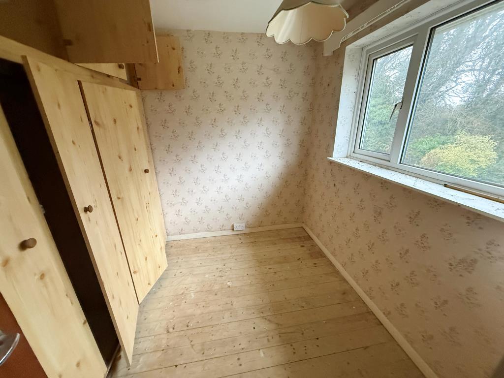 Lot: 121 - A SEMI-DETACHED HOUSE FOR REFURBISHMENT - Bedroom